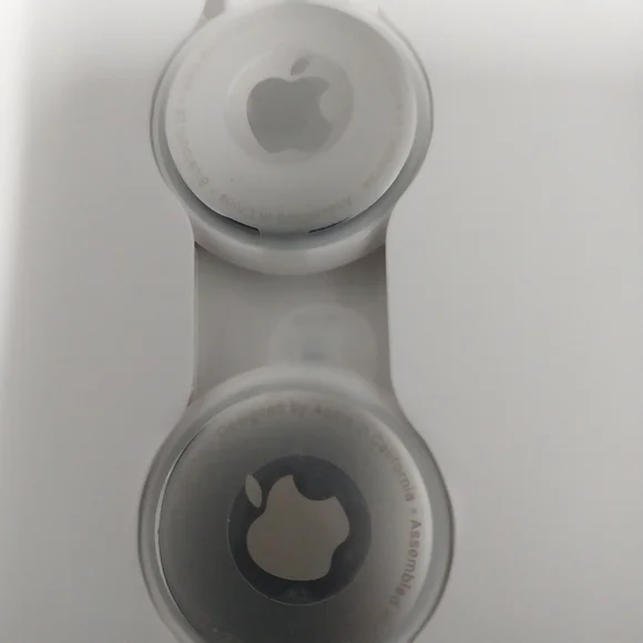 Apple luggage tags 4 in the package. - Picture 2 of 3